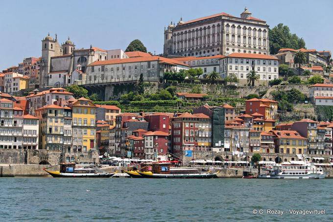 L'église de São Lourenço et le Musée de la Guerre Jonqueiro, au-dessus du Cais de Ribeira, Porto - Portugal