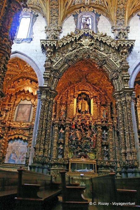 Chapelle baroque dans l'église São Francisco, Porto - Portugal