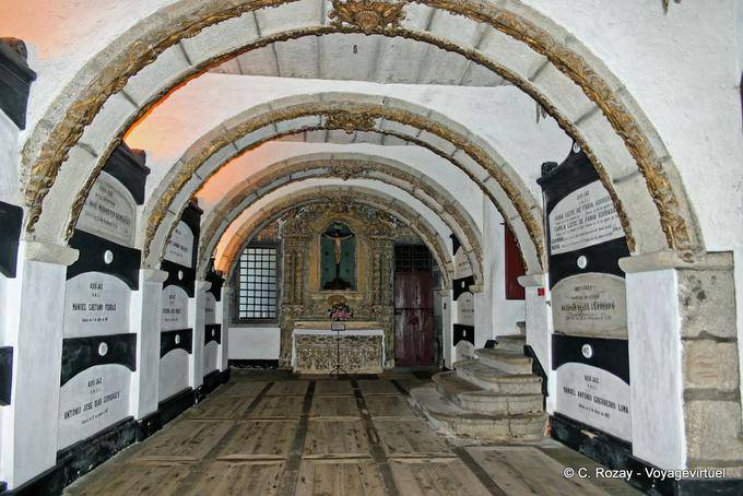 Autel et tombes dans les catacombes de São Francisco, Porto - Portugal