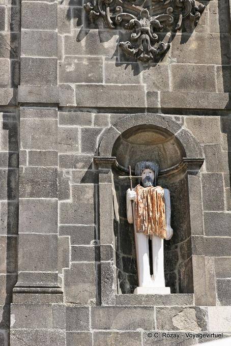 Statue moderne dans une niche, Praça da Ribeira, Porto - Portugal