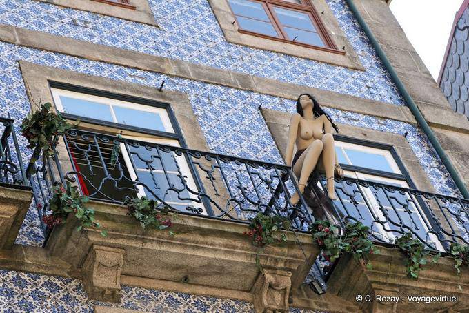 Le mannequin au balcon, Rua de Belomonte, Porto - Portugal