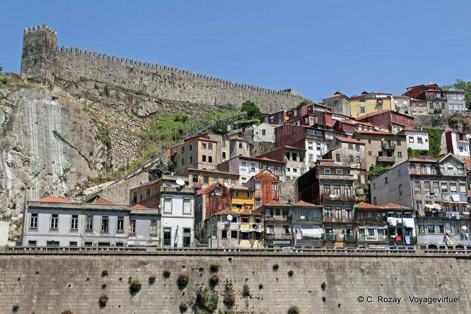 Les murailles de Porto vues depuis le Ponte Luiz I - Portugal