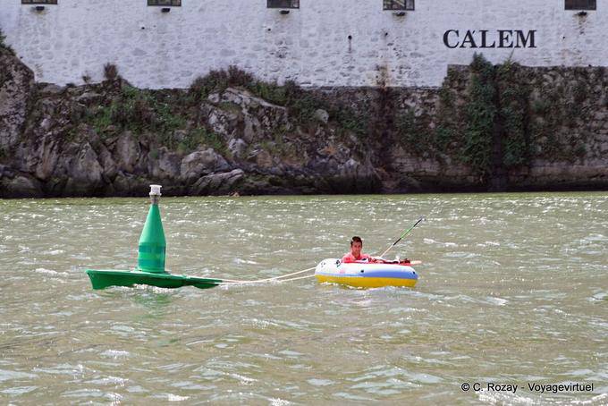 Le pêcheur en bateau pneumatique sous le pont Luis I, Porto - Portugal