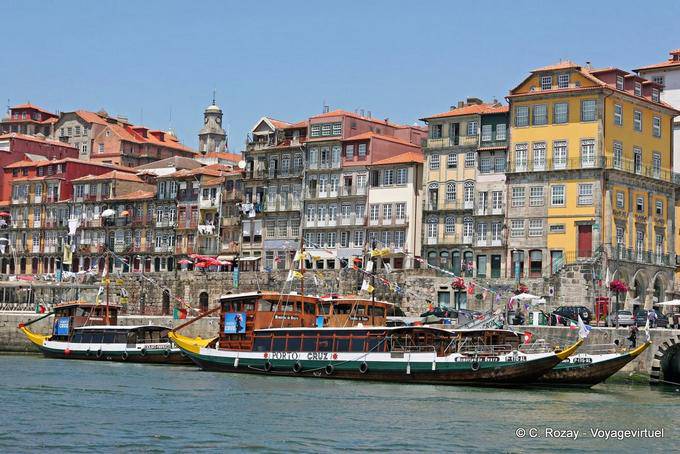 Les rabelos Porto Cruz amarrés au quai de Ribeira, Porto - Portugal