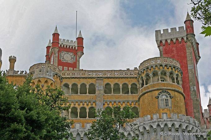 Une des façades et la Tour de l'Horloge, Palais de Pena, Sintra - Portugal