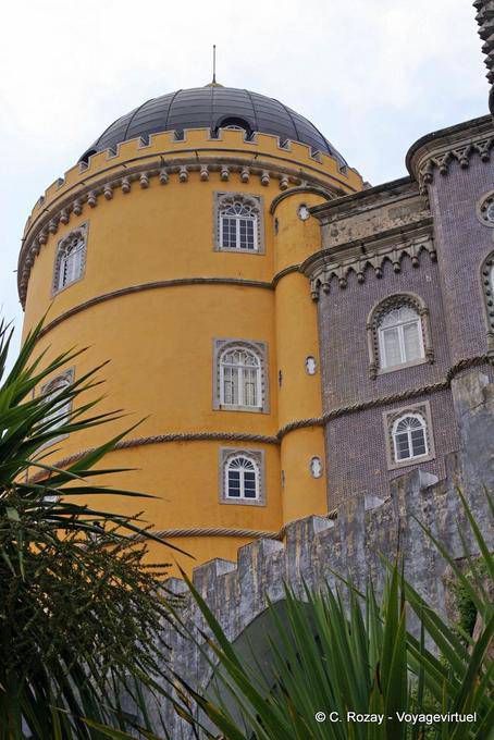Sintra, la Tour ronde peinte en jaune, Palacio da Pena - Portugal