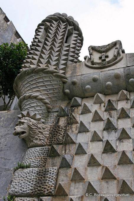 Détail architectural du portail gothique, Palais national de Pena, Sintra - Portugal