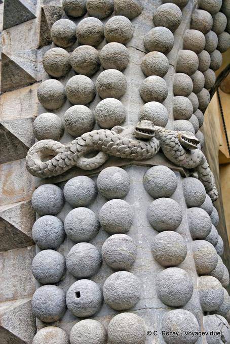 Gros plan sur les serpents et boulets du portail, Palais de Pena, Sintra - Portugal