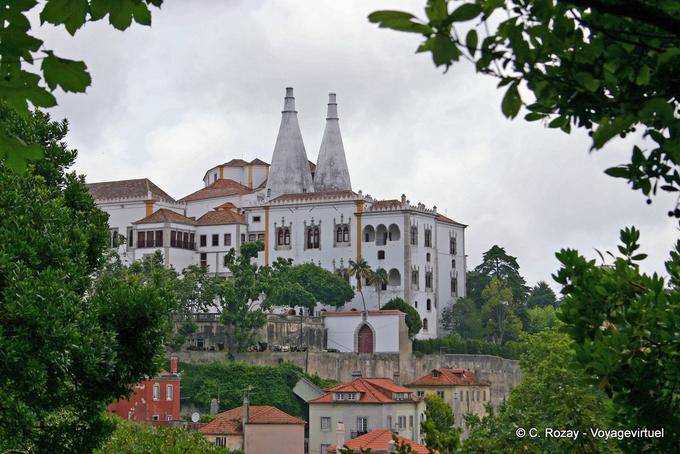 Les cheminées coniques du palais national, Sintra - Portugal