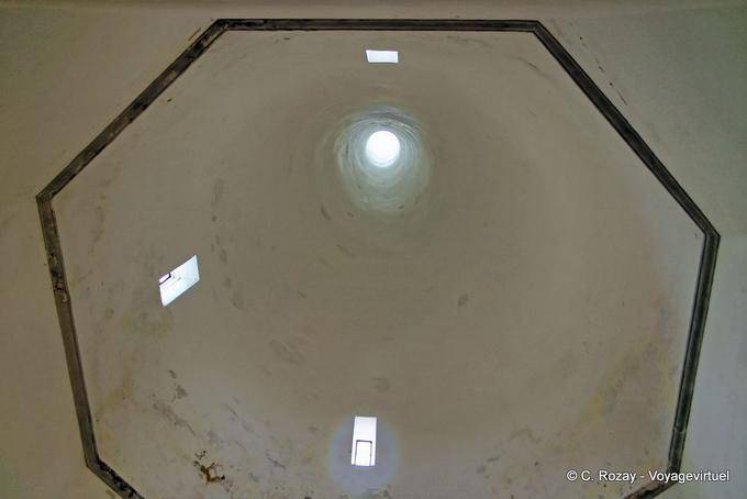 La cheminée de la cuisine, vue de l'intérieur, Palacio Nacional, Sintra - Portugal