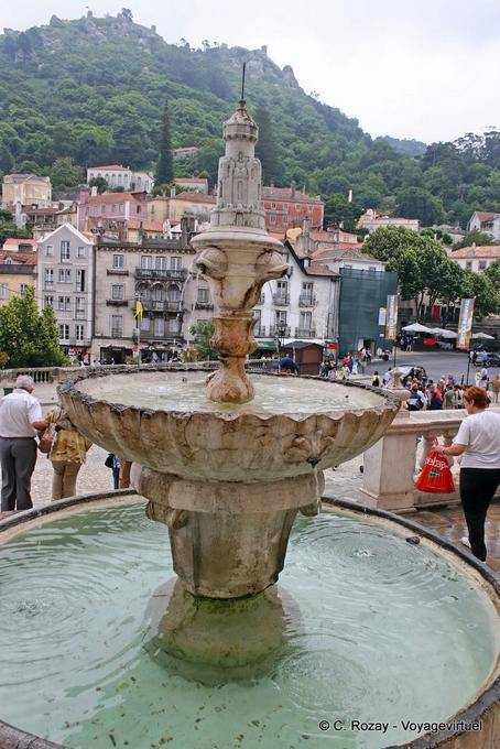 Une fontaine sur la place de la République, Sintra - Portugal