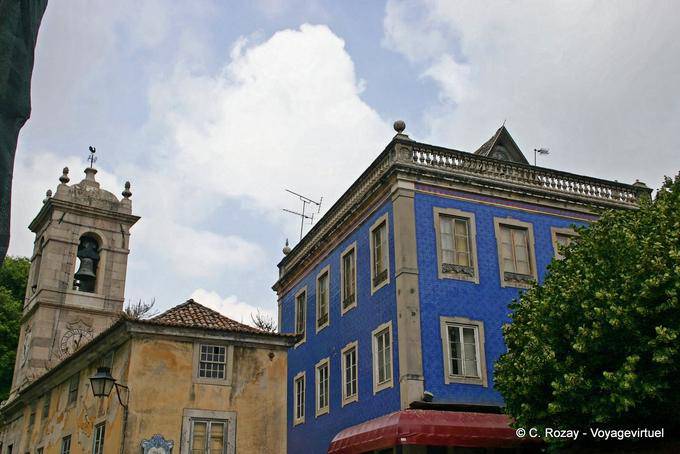 Sintra, le clocher de l'église de São Martinho et la maison bleue - Portugal