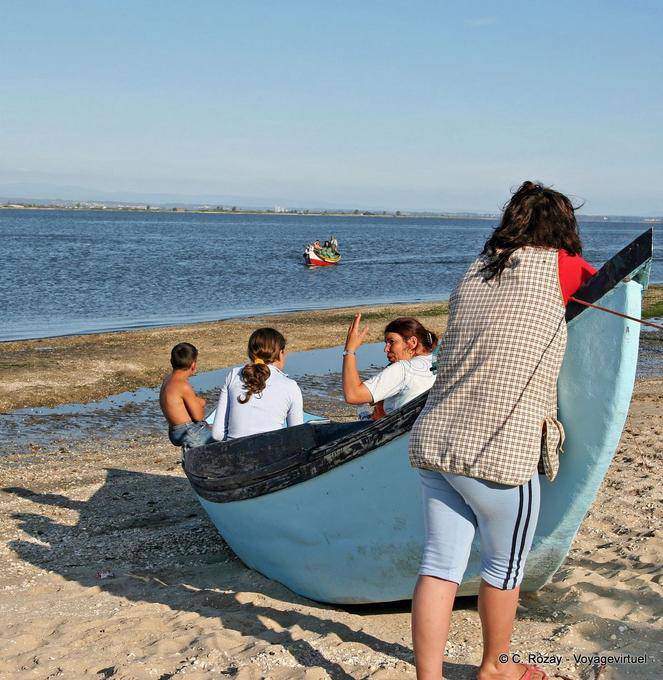 La famille attend le retour du pêcheur, Torreira - Portugal