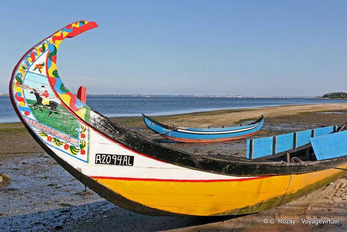 Proue d'une barque typique, bateau de travail pour la récolte des algues, Torreira - Portugal