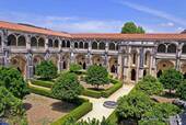 Panorama sur le cloître et son jardin, monastère d'Alcobaça, Portugal.