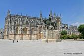 La Chapelle du Fondateur et la statue de Nuno Alvares Pereira, Batalha, Portugal.