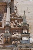 Coimbra, détail piquant sculpté au-dessus d'une porte, Rua da Couraça Apóstolos, Portugal.