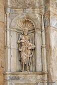 Coimbra, statue dans un angle, Sé Velha, Portugal.