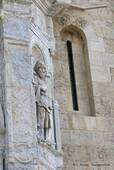 Statue en niche à l'extérieur, cathédrale de Coimbra, Portugal.