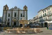 Place de Giraldo, fontaine et église de Santo Antao, Évora, Portugal.