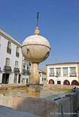 Fontaine renaissance de la place de la porte Maure, Évora, Portugal.