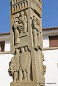 Totem dans un patio, Largo da Porta de Moura, Évora, Portugal.