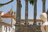 Sculpture devant le Temple de Diane, Évora, Portugal.