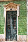 Une porte de maison sur la place Luís de Camões, Lagos, Portugal.