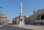 La place des Restauradores et son obélisque, Lisbonne, Portugal.