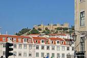 Rossio, vue sur la butte du château Saint-Georges, Lisbonne, Portugal.