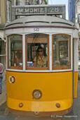 La conductrice de tramway, eléctrico 28 M. Moniz, Lisbonne, Portugal.