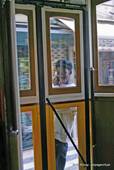Derrière la porte du tram, Lisbonne, Portugal.