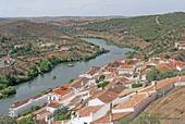 Panorama sur Mértola et le rio Guadiana, Portugal.