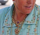 Une femme qui aime les bijoux, Sitio, Nazaré, Portugal.