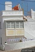 Sitio, une fenêtre balcon en avancée, Nazaré, Portugal.