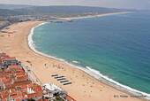 La baie et la Grande Plage de Nazaré vues de Sitio, Portugal.