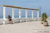 Le portique sur la mer et l'homme au béret, Sitio, Nazaré, Portugal.
