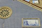 Le tableau et les carreaux de céramique sur la chapelle, début de l'avenue de la République, Nazaré, Portugal.