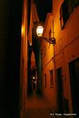 Eclairage d'une ruelle la nuit, Nazaré, Portugal.