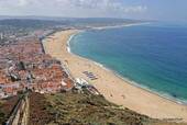 Vue panoramique sur la baie et la ville depuis le promontoire du Sitio, Nazaré, Portugal.