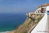 Sur la falaise, Rua 25 de Abril, promontoire du Sitio, Nazaré, Portugal.