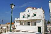 Maison à balcon sur le Sitio, Nazaré, Portugal.