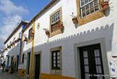 Rua Direita, ombre crénelée sur les façades, Óbidos, Portugal.