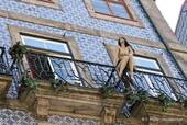 Le mannequin au balcon, Rua de Belomonte, Porto, Portugal.