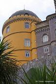 Sintra, la Tour ronde peinte en jaune, Palacio da Pena, Portugal.