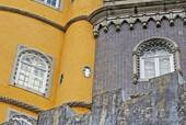 Côte-à-côte, éclectisme architectural du Palais de Pena, Sintra, Portugal.