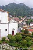 Les topiaires du Parc du palais national et le Castelo dos Mouros, Sintra, Portugal.