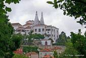 Les cheminées coniques du palais national, Sintra, Portugal.