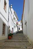 Ruelle en pente, Tavira, Portugal.