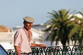 Portugais à casquette passant sur le pont, Tavira, Portugal.